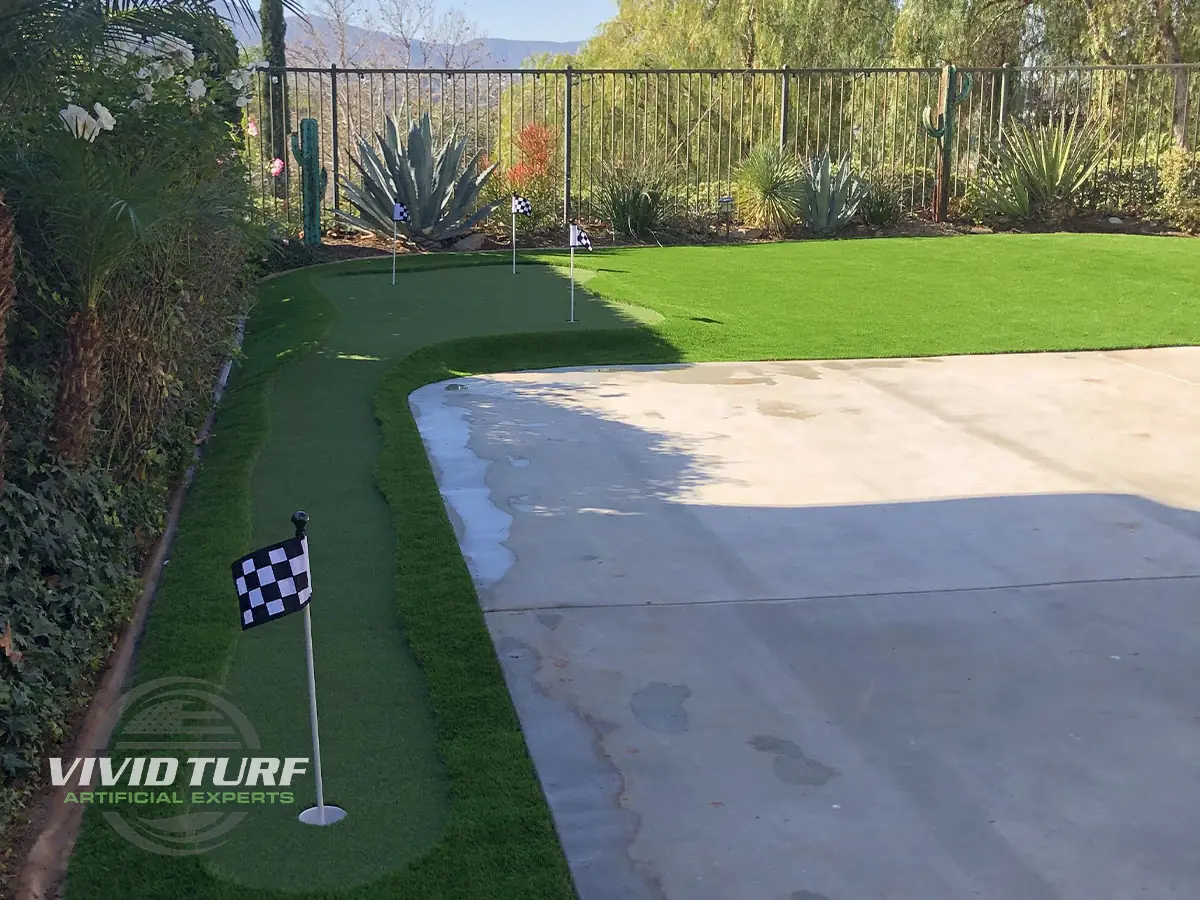 Putting green with fringe
