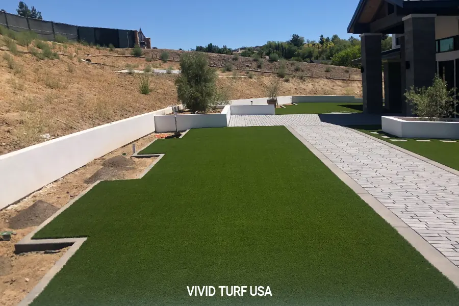 Modern side yard after Vivid Turf installation
